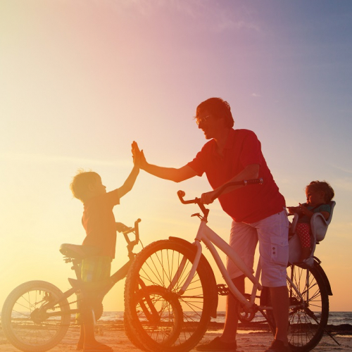 Top des balades à vélo : Famille en vélo au coucher de soleil