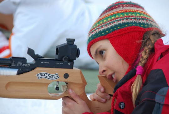 Top des activités neige à tester en famille à la montagne sans skier : biathlon enfant au Grand Bornan