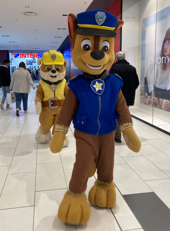 Chase et Ruben arrivent vers les enfants