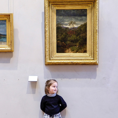 Visites et ateliers pour enfants au Musée des Beaux-Arts de Lyon : Une petite fille devant un tableau