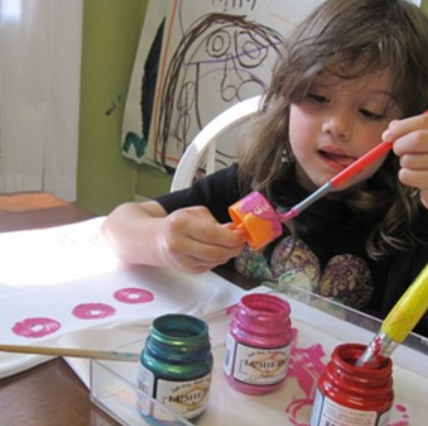 Une enfant customise un t-shirt