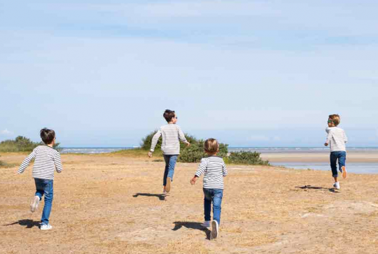 Touquet-Paris-Plage : Des petits garçons courent sur la plage