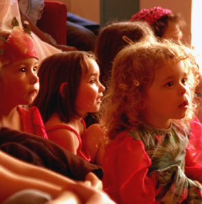 Les enfants hypnotisés par le spectacle !
