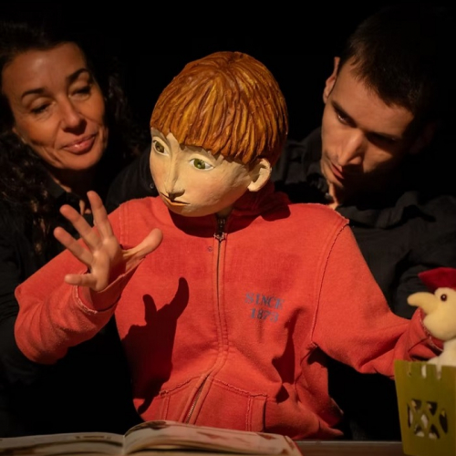 Spectacle "Sorcière toi même" : Une comédienne, un comédien et une grande marionnette de bois sur scène