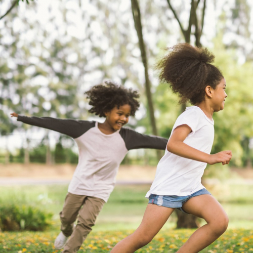Printemps de Caudéran 2019 - Adobe Stock little girl playing outdoor - child kids and friend happy