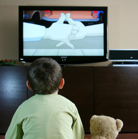 Enfant seul devant la télé