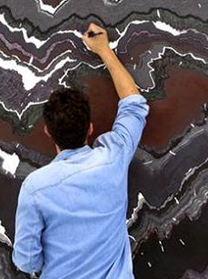 Le soleil comme une plaque d'argent mat