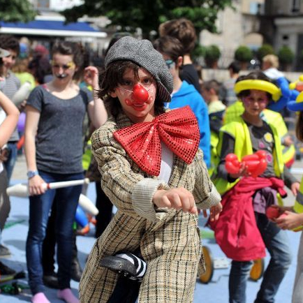 Les enfants et le cirque de rue @centrefrance