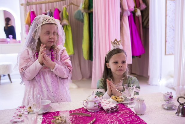 Queenie in Powerland : tea time