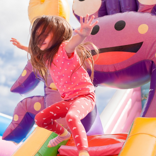 Fiesta Park : Petite fille qui saute sur une structure gonflable géante