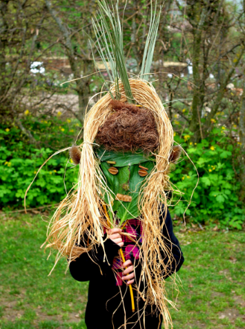 Un enfant découvre son masque végétal !