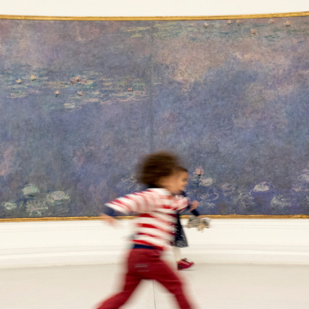 Musée de l'Orangerie : un enfant devant les Nymphéas