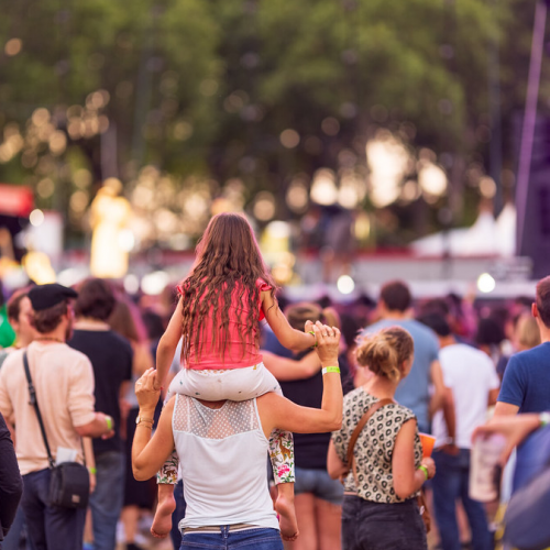 Festival Rio Loco : Une petite fille profite d'un concert sur les épaules de sa maman