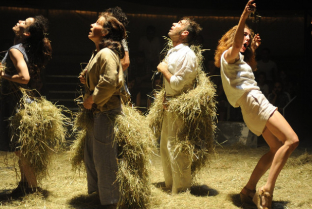 Les artistes en pleine interprétation.