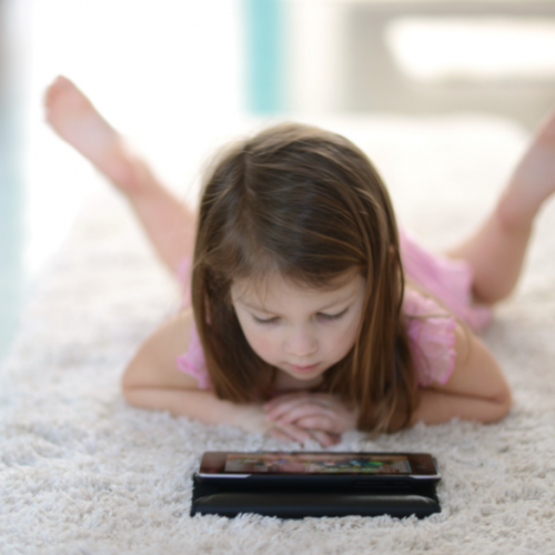 Enfant jouant sur sa tablette