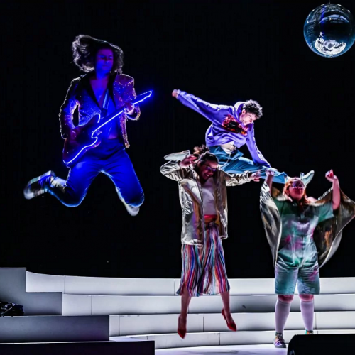 Personne n'est ensemble sauf moi : Des artistes sur scène sautent