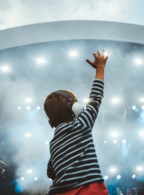 Rock en Seine : un concert rock avec un enfant sur les épaules