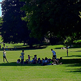Parc Montsouris : pelouse et statue