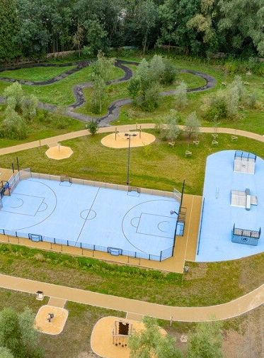 Site des pyramides : Terrain de basket et skatepark