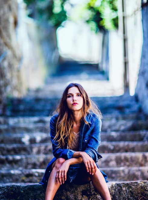 Concert - Joyce Jonathan : Chanteuse assise sur des marches dehors