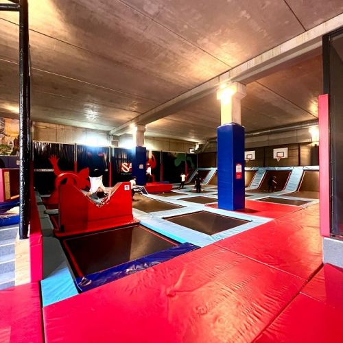 Salto Trampoline Arena Mougins : Des enfants sautent sur des trampolines