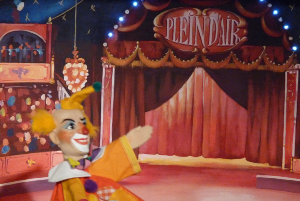Le Clown dans le décor du Cirque Plein d'Air