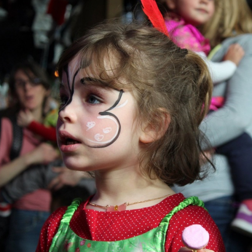 Carnaval des enfants avec Fanfarinha : fillette maquillée