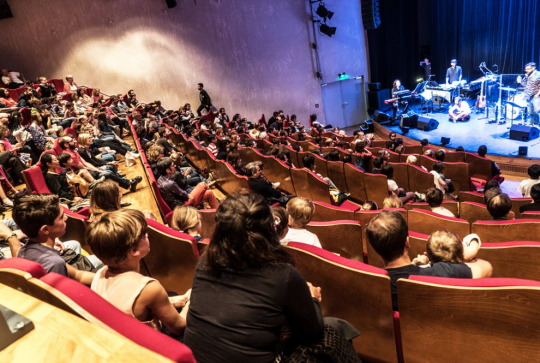 Jazz à la Villette for kids, les familles assistent à un spectacle