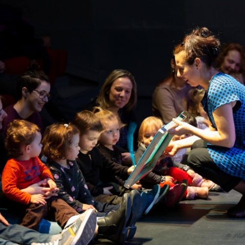 Dans ma bulle - compagnie la Méduse à talons comédienne face à des enfants