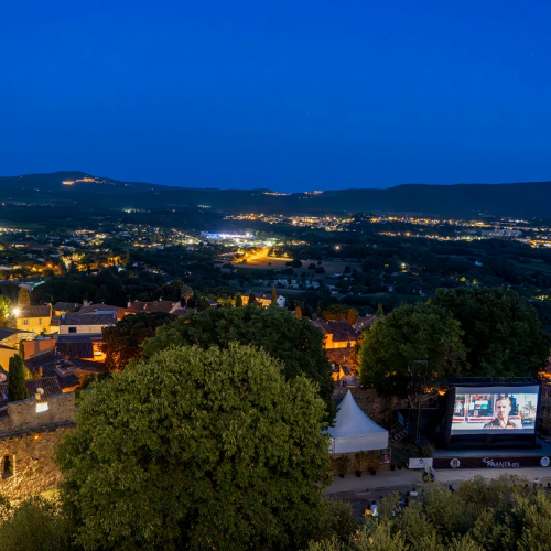 Ciné plein air au Château de Grimaud : Écran géant dans une ville du Sud