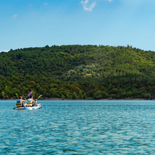 Lac de Saint-Cassien : Un pédalo sur la lac