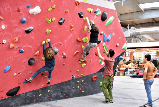 Block'Out Toulouse : enfants escaladent