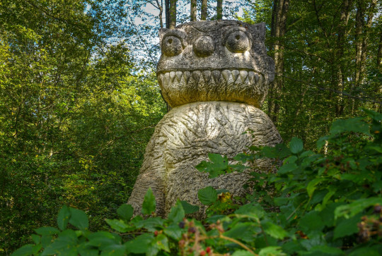 Parc naturel de Lorrain : Gigantesque sculpture dans les bois, une créature fantastique