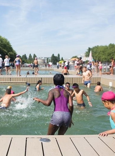 Paris Plages : baignade au Bassin de la Villette