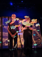 Lola et Dino dans la foule - Cie Rouges les Anges