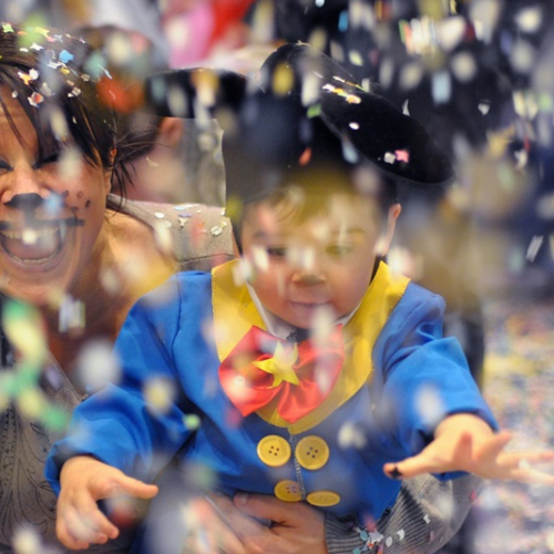 Carnaval de Caudéran : mère et son fils à un défilé