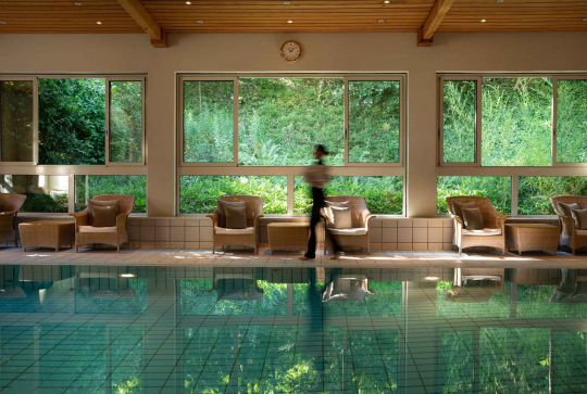 Piscine intérieure du Spa Quatre Terres - Hôtel Ermitage
