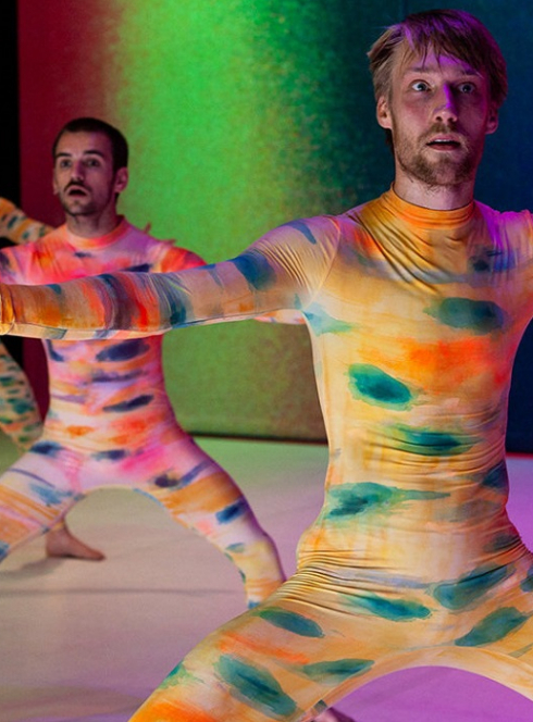 Simple - Ayelen Parolin : Trois danseurs sur scène