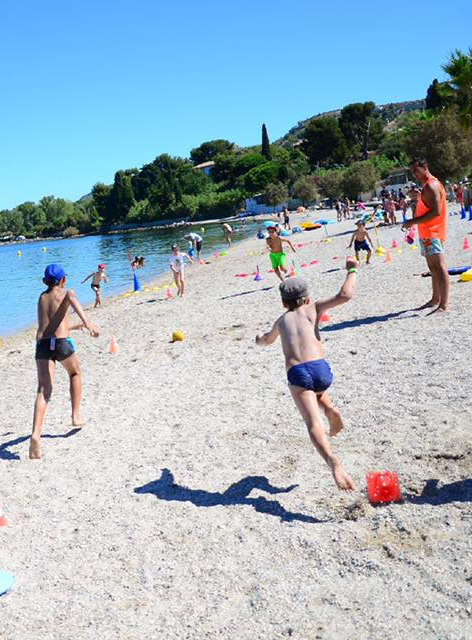Lire et jouer à la plage