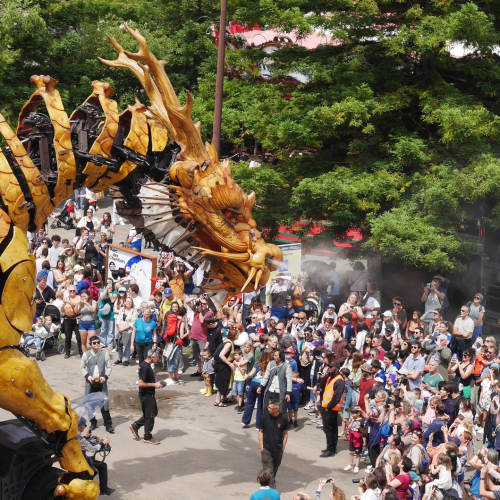 Long Ma face à la foule