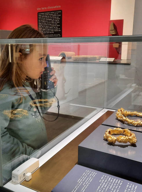 Musée Saint-Raymond : enfant et audioguide