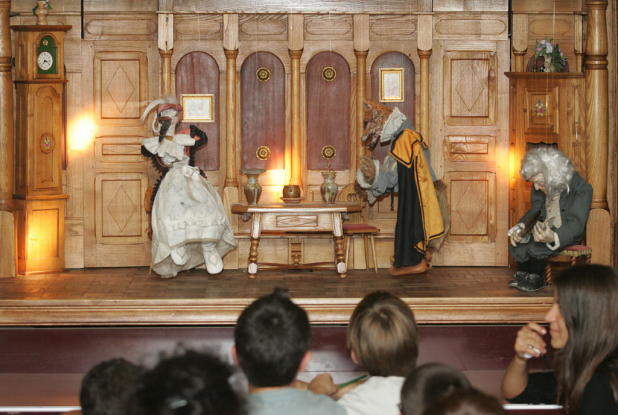 Les enfants au théâtre de marionnettes