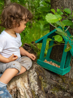 Enfant et nichoir pour oiseaux