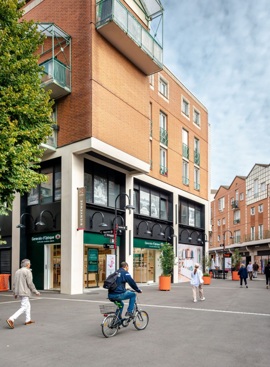 Centre commercial Espace St Quentin - espace exterieur