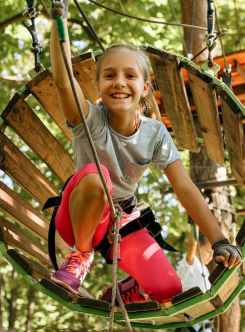 AccroCamp : fillette dans un tunnel