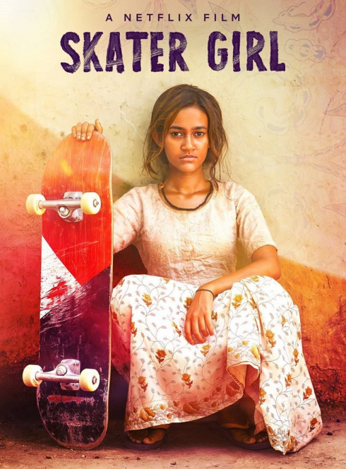 Skater Girl : Jeune indienne avec un skate dans la main