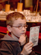 Titanic L'Exposition : enfant avec un bording pass