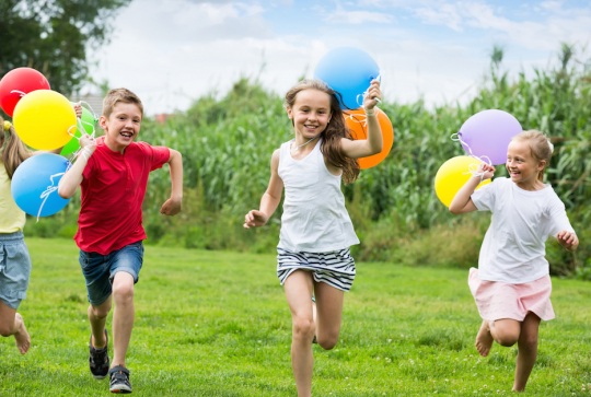 Top des jeux plein-air à organiser avec un groupe d'enfants : chasse au miel
