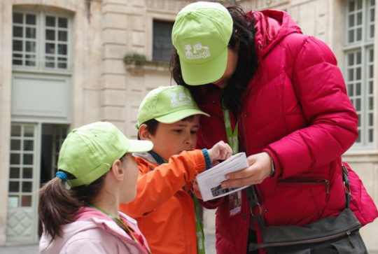 Chasse aux oeufs de Pâques à Paris - famille avec casquettes