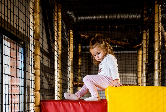 L'Ile de Tortuga - Lille : Une petite fille joue dans une structure pour enfants